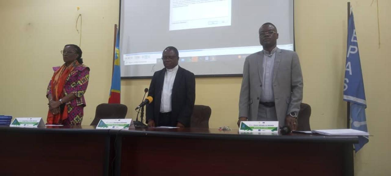 A droite, prof Angélique Sita Mwila, directrice du CRIDHAC, au milieu abbé Georges Kalenga, deuxième secrétaire général de la CENCO et à gauche père Alain Nzadi-A-Nzadi, directeur du CÉPAS et rédacteur de Congo-Afrique.