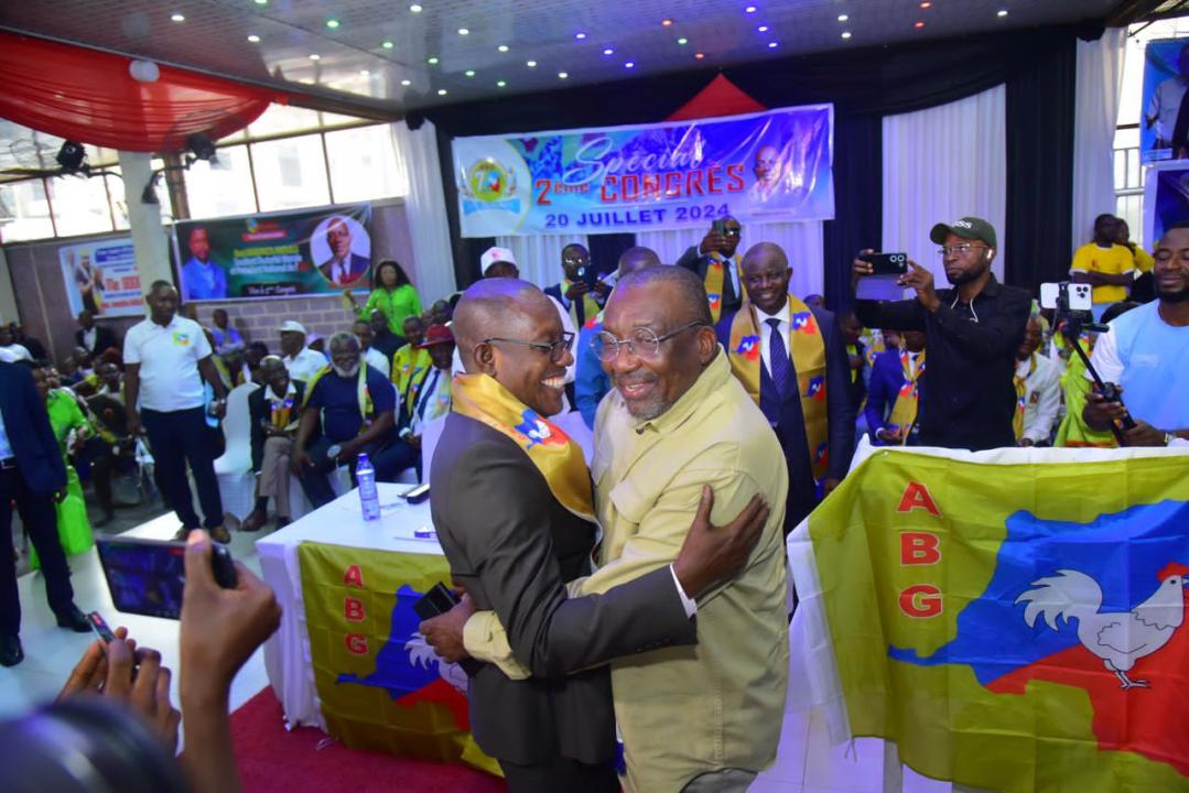 Les fortes accolades entre le Rapporteur de l’assemblée nationale, Jacques Djoli et Jonathan Bialosuka, investi président de l’ABG.