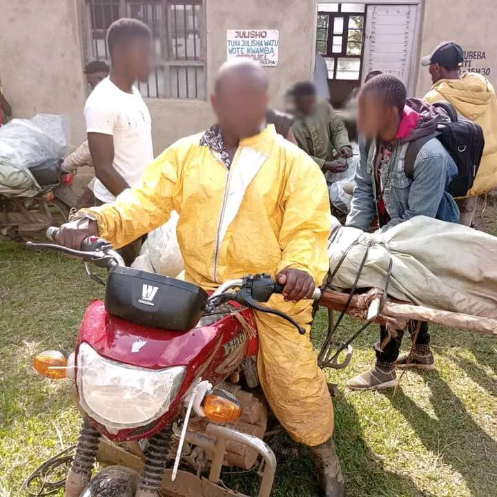 Des motos transportant des corps des civils tués par les ADF à Beni