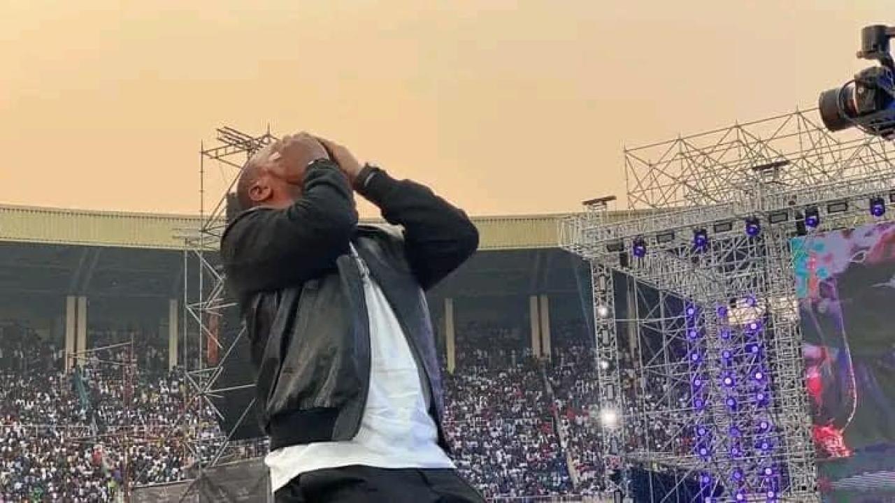 L'artiste musicien Mike Kalambayi lors de sa prestation au Stade des martyrs, samedi 27 juillet 2024
