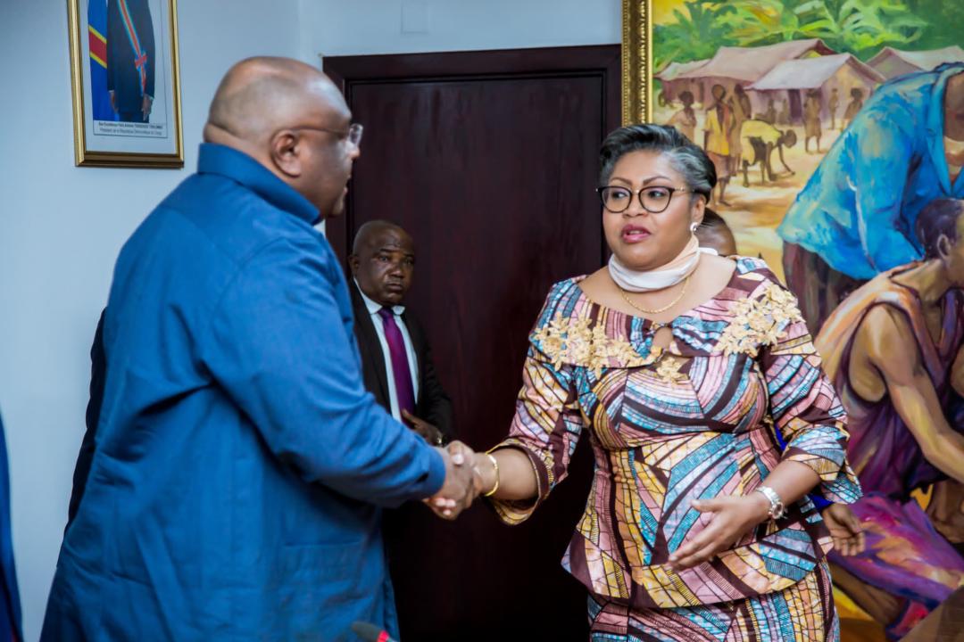 La Première ministre Judith Suminwa Tuluka saluant le Vice-premier ministre chargé des Transports, Jean Pierre Bemba