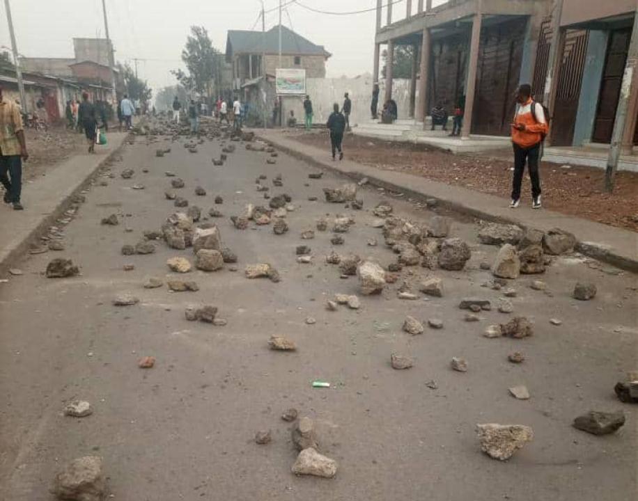 Des barricades sur la route Katoy-Birere en ville de Goma suite à l'assassinat d'un vendeur des unités