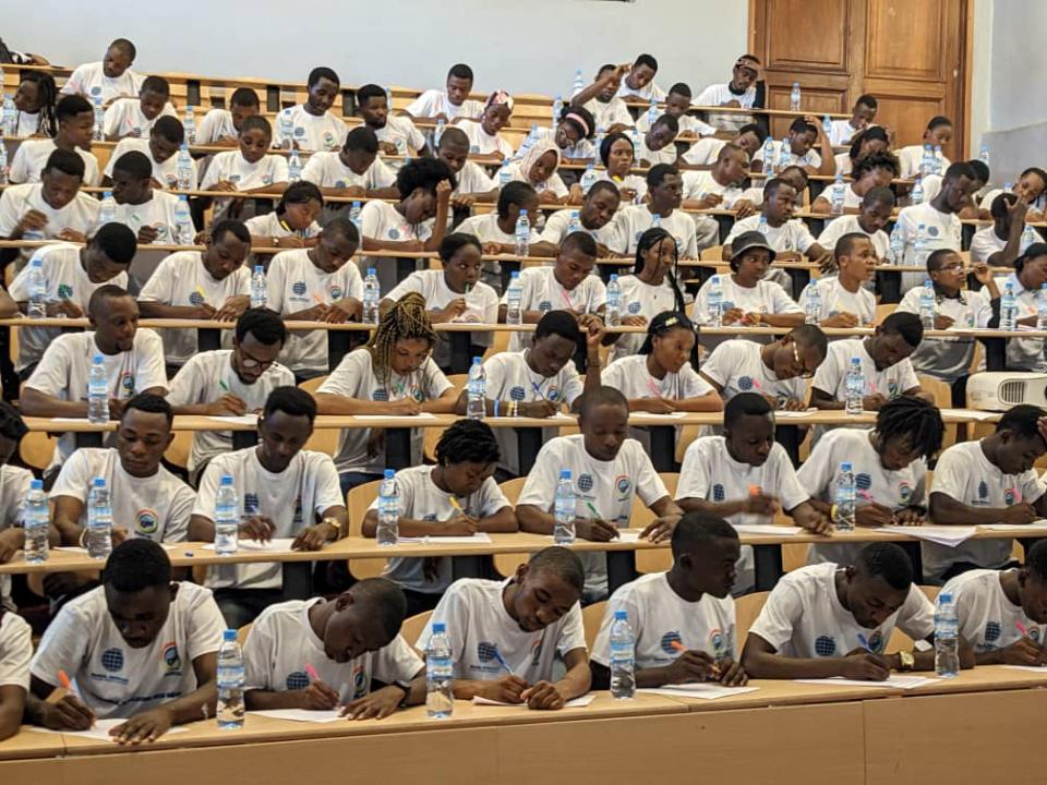 Les élèves et les étudiants qui passent un test d'admission [photo d'illustration]