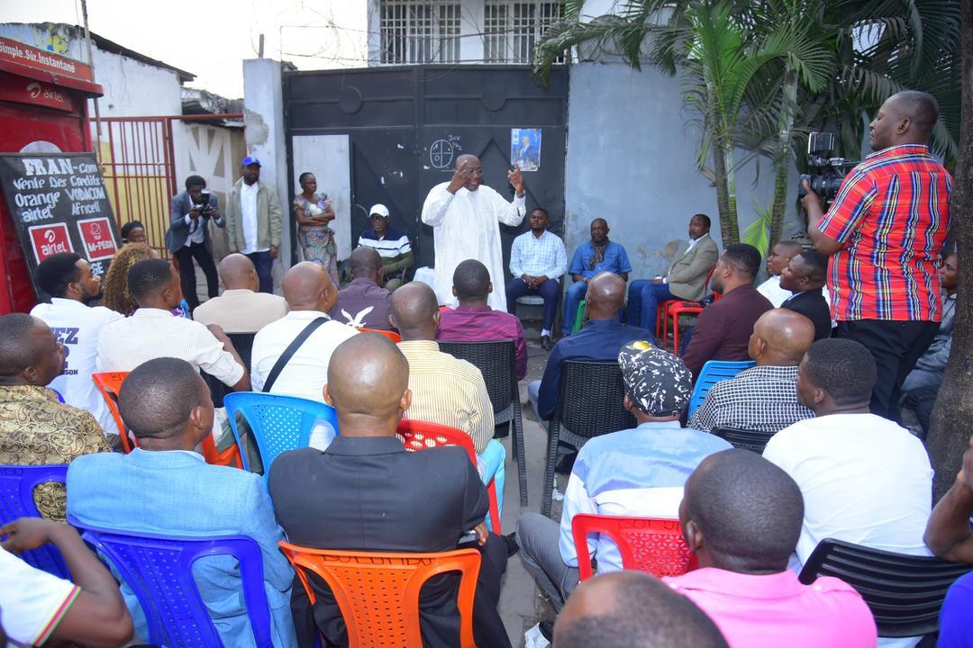 Le Rapporteur de l'Assemblée nationale, le professeur Jacques Djoli échangeant avec la jeunesse de Lofoy vivant à Kinshasa
