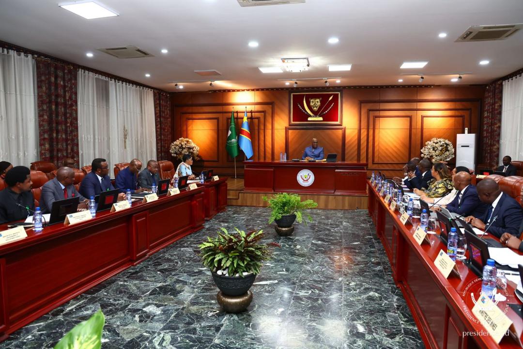 Les membres du Gouvernement Suminwa réunis en conseil des ministres, sous la direction du chef de l'État Félix Tshisekedi