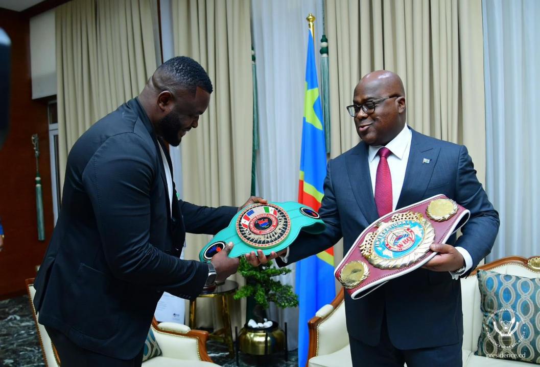 Le boxeur congolais Martin Bakole présente au chef de l'État Félix Tshisekedi ces deux ceintures, lundi 12 août à la Cité de l'Union africaine