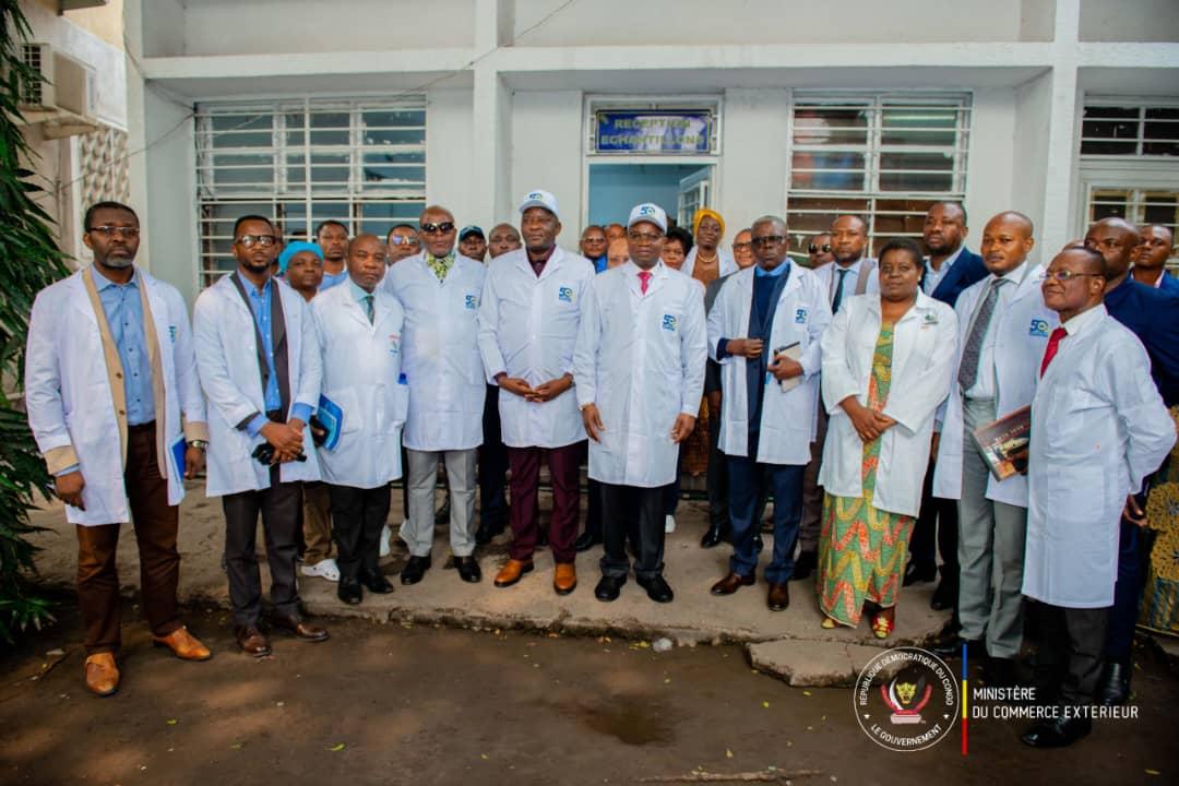 Visite ce samedi 02 août 2024 aux quelques laboratoires Kinshasa par le ministre national Julien Paluku Kahongya du commerce extérieur