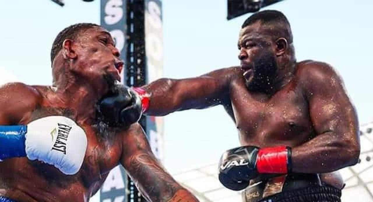 Martin Bakole en train de donner des coups à Jared Anderson. [Photo d'illustration]