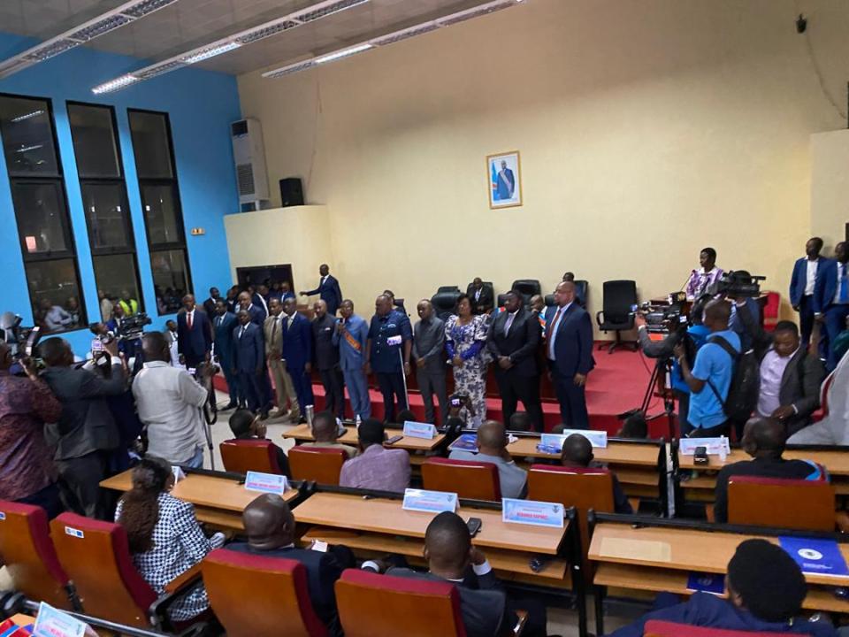 Le gouverneur Bumba et les membres de son gouvernement lors de l'investiture à l'Assemblée provinciale de Kinshasa, samedi 03 août 2024