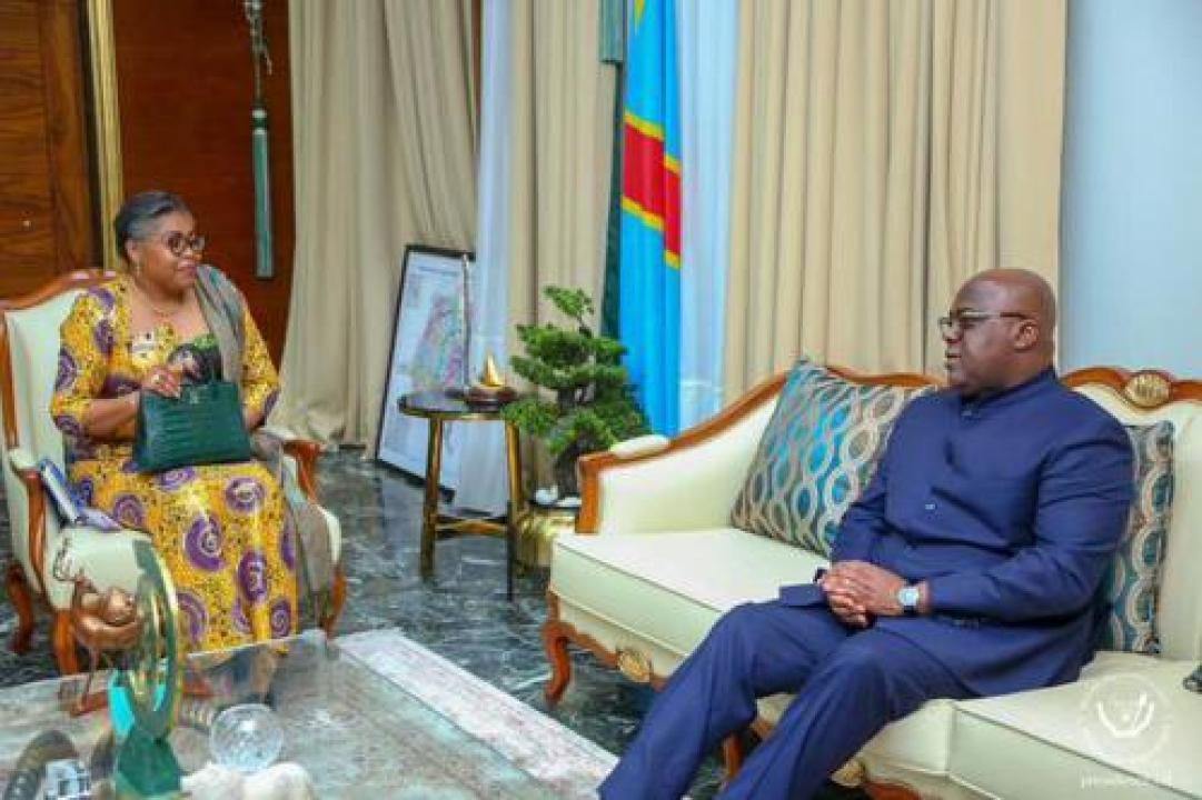 La Première ministre Judith Suminwa Tuluka échangeant avec le Président de la République Félix Antoine Tshisekedi Tshilombo après sa nomination