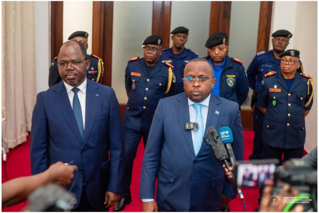 De gauche à droite, le Premier Vice-président de l'Assemblée nationale, Isaac Jean Paul Tshilumbayi, et Jacquemain Shabani, Vice-premier ministre en charge de l'Intérieur, Sécurité, Décentralisation et Affaires coutumières