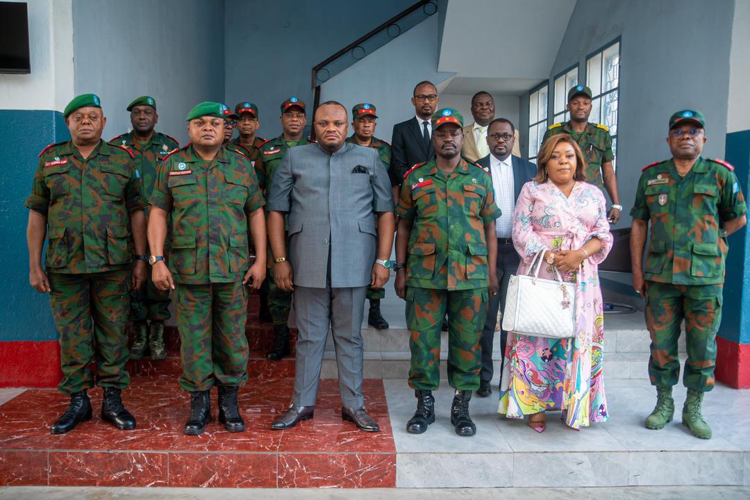 Le gouverneur de la ville de Kinshasa et quelques officiers de l'armée congolaise, après échange sur l'opération Coup de poing