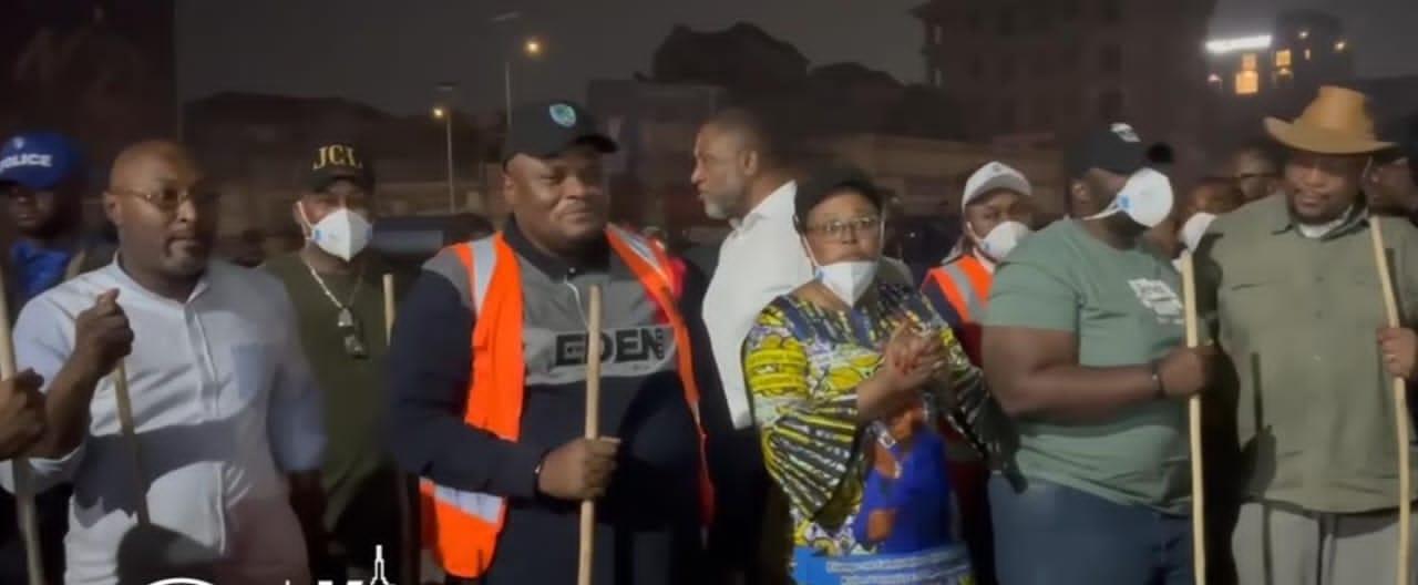 Le Gouverneur Daniel Bumba Lubaki en gilet blanc orange entouré, à sa gauche, de la ministre provinciale des Finances et Economie, Yvette Tembo Kulemfuka, et, à sa droite, de celui du Budget, Jésus Noël Sheke