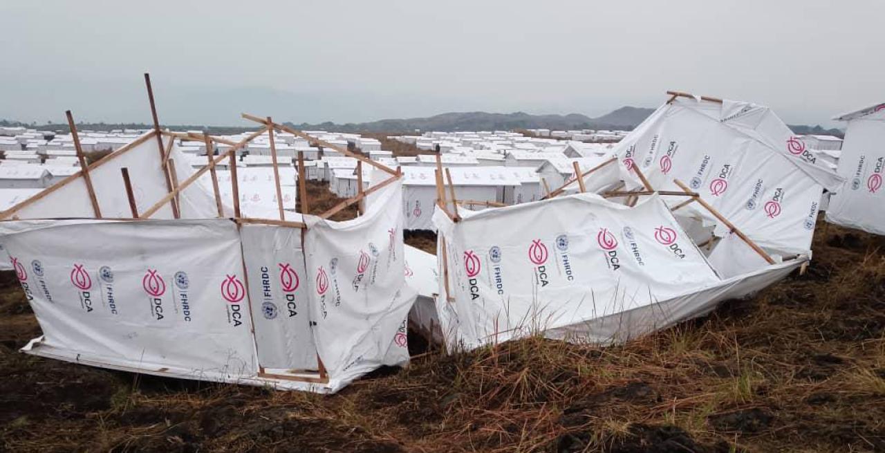 Des abris de fortune détruits par une pluie au camp des déplacés de Lushagala extension à Goma