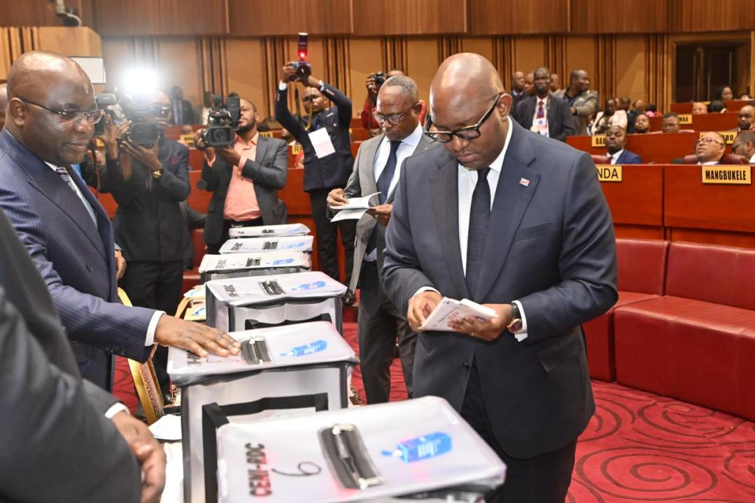 Le sénateur Jean-Michel Sama Lukonde en plein vote au Sénat