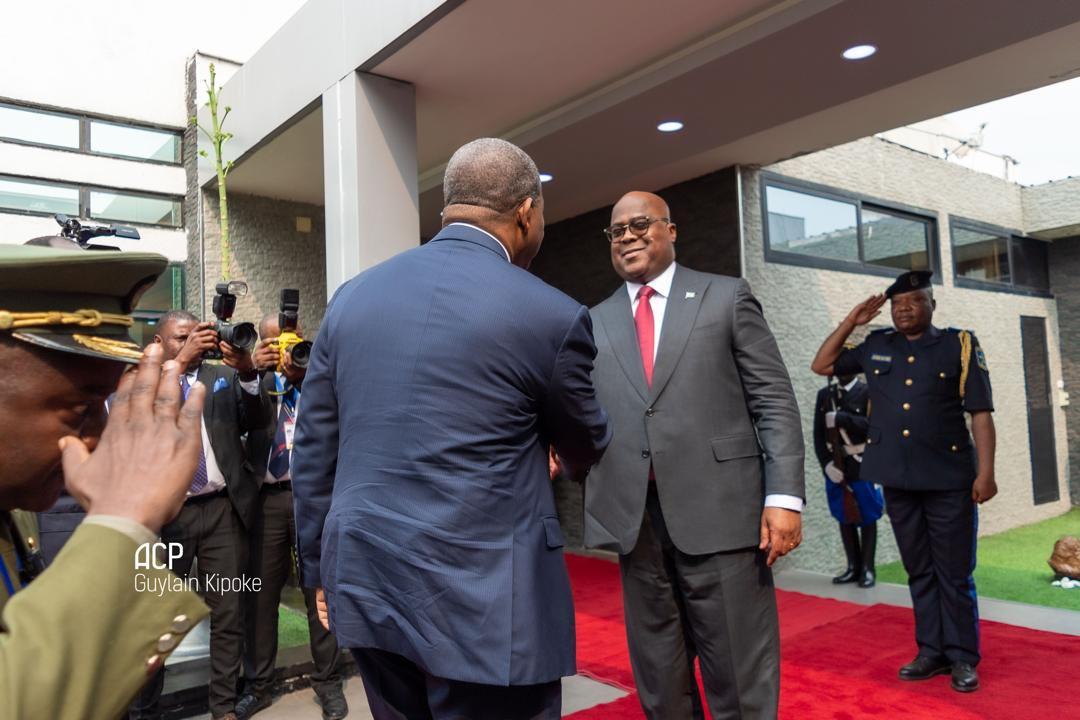 Le Président de la République démocratique du Congo Félix Antoine Tshisekedi Tshilombo saluant son homologue angolais et médiateur du conflit rwando-congolais Joao Lourenço