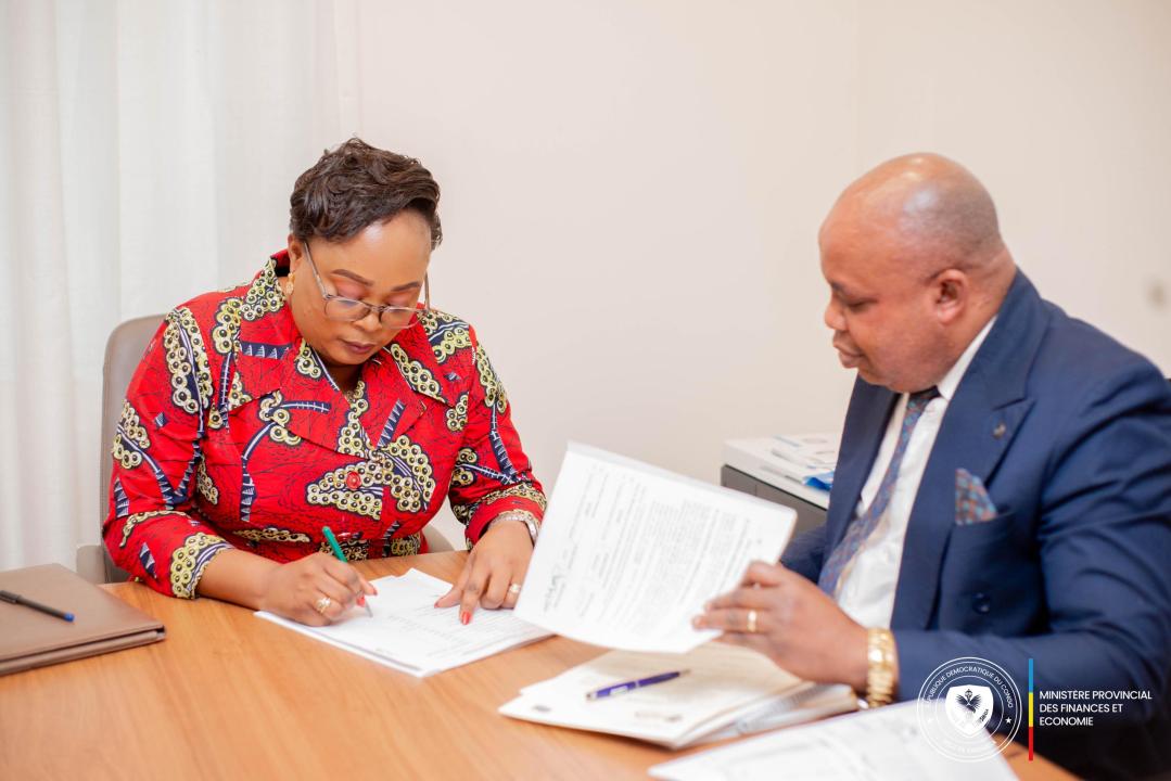La ministre provinciale des Finances et Economie Yvette Tembo Kulemfuka et le Directeur général de la DGRK Michée Musaka Mayelenkay