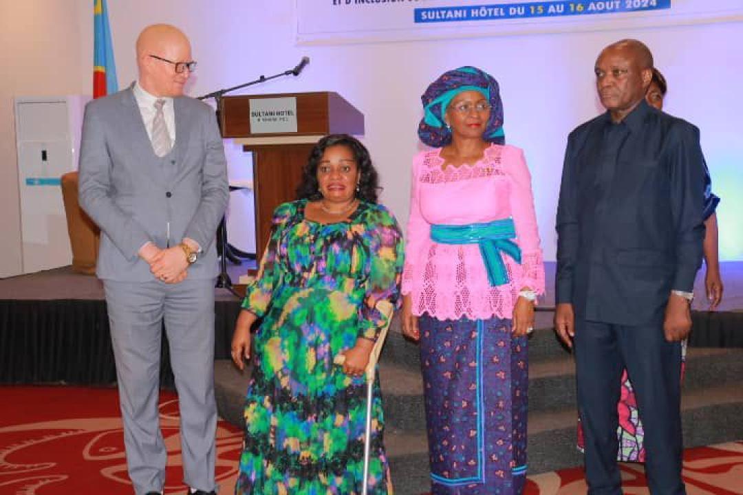Les ministres Irène Esambo et Nathalie-Aziza Munana entourées de François Kasanda et Henry Limbaka à l'hôtel Sultani.