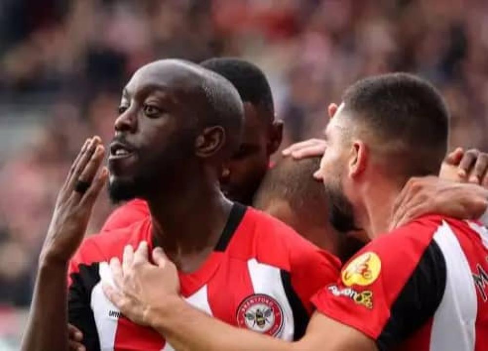 Yoane Wissa en pleine célébration d'un but avec ses coéquipiers de Brentford. [Photo d'illustration]