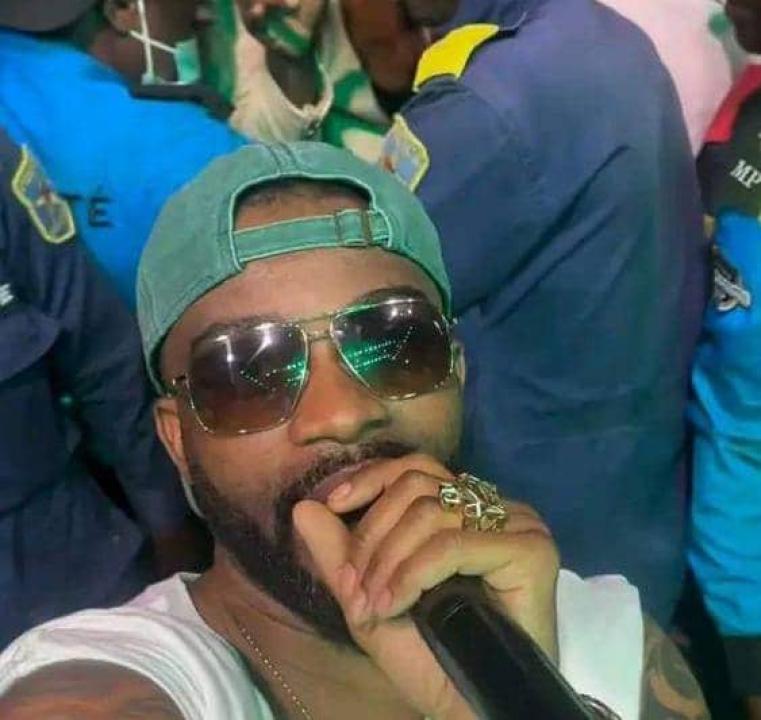 Fally Ipupa lors de son concert populaire au terrain de football du Collège Alfajiri de Bukavu.