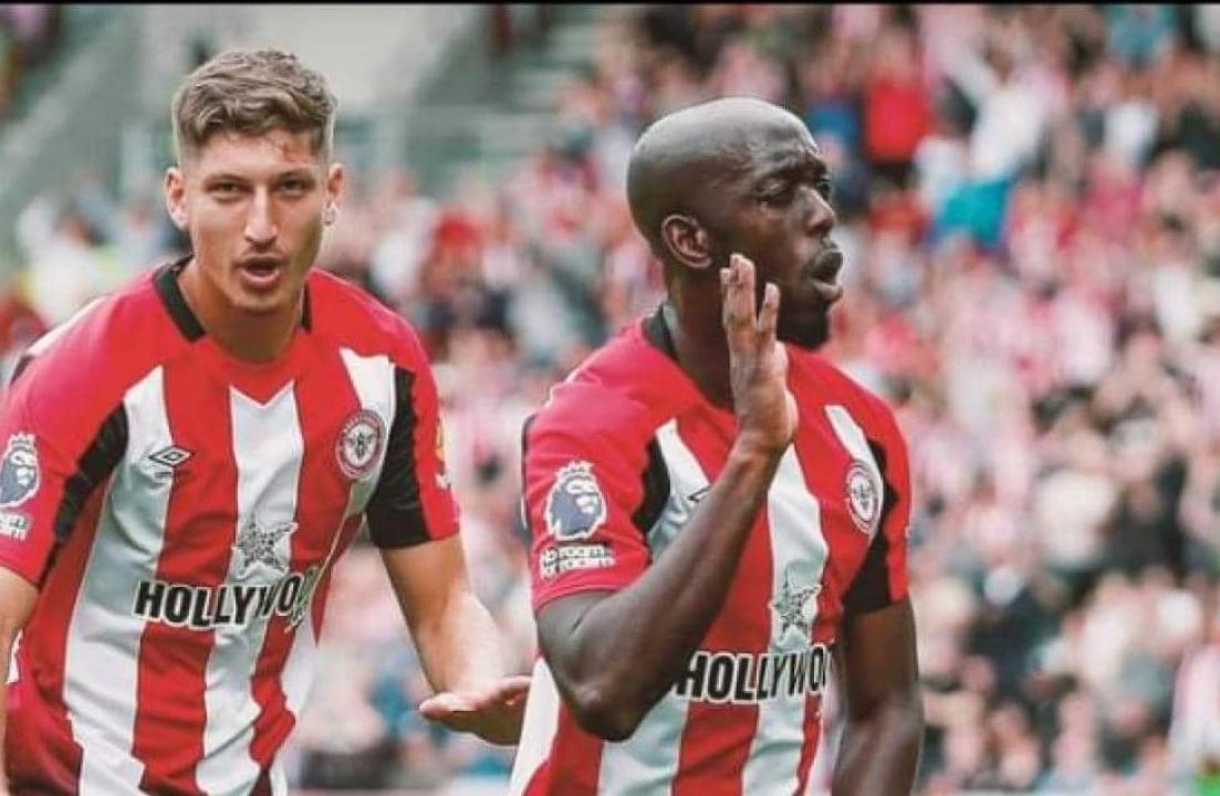Yoane Wissa en pleine célébration de son but avec l'un de ses coéquipiers de Brentford