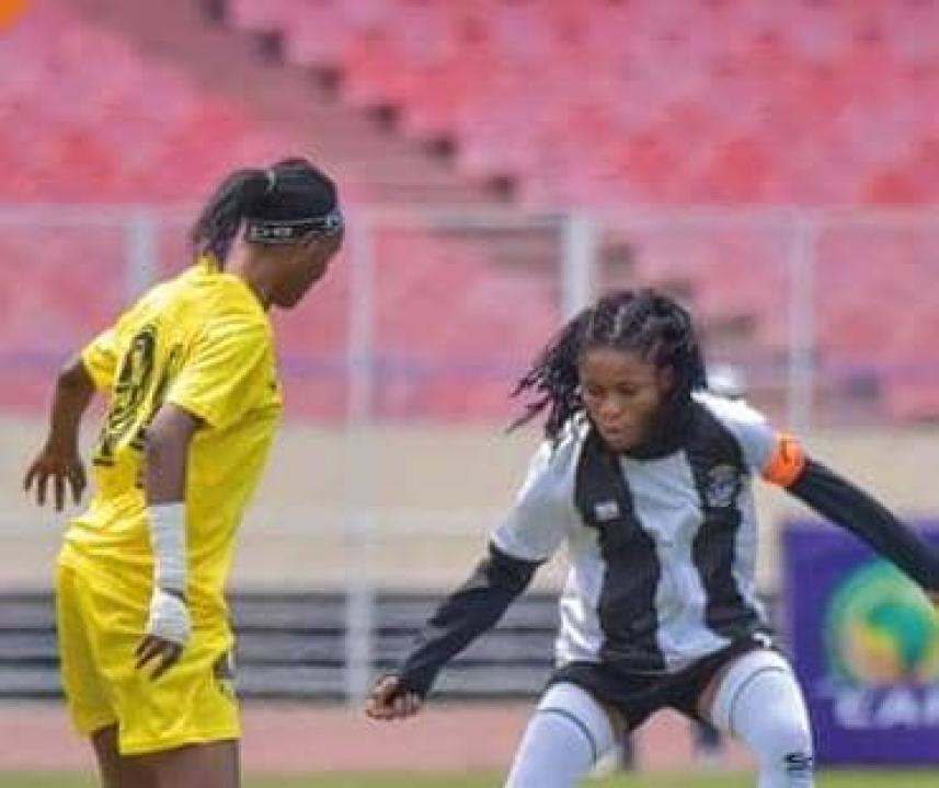 Une joueuse de Mazembe en duel avec celle du CSM Diables noires.