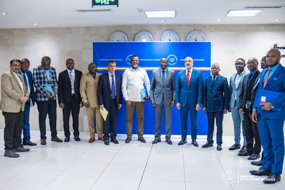 Le VPM Daniel Mukoko Samba entouré des gros importateurs et ses collaborateurs (Photo profil)