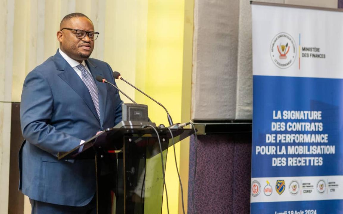 Le ministre des finances Doudou Fwamba lors de la signature des contrats de performance pour la mobilisation des recettes, lundi 19 août 2024