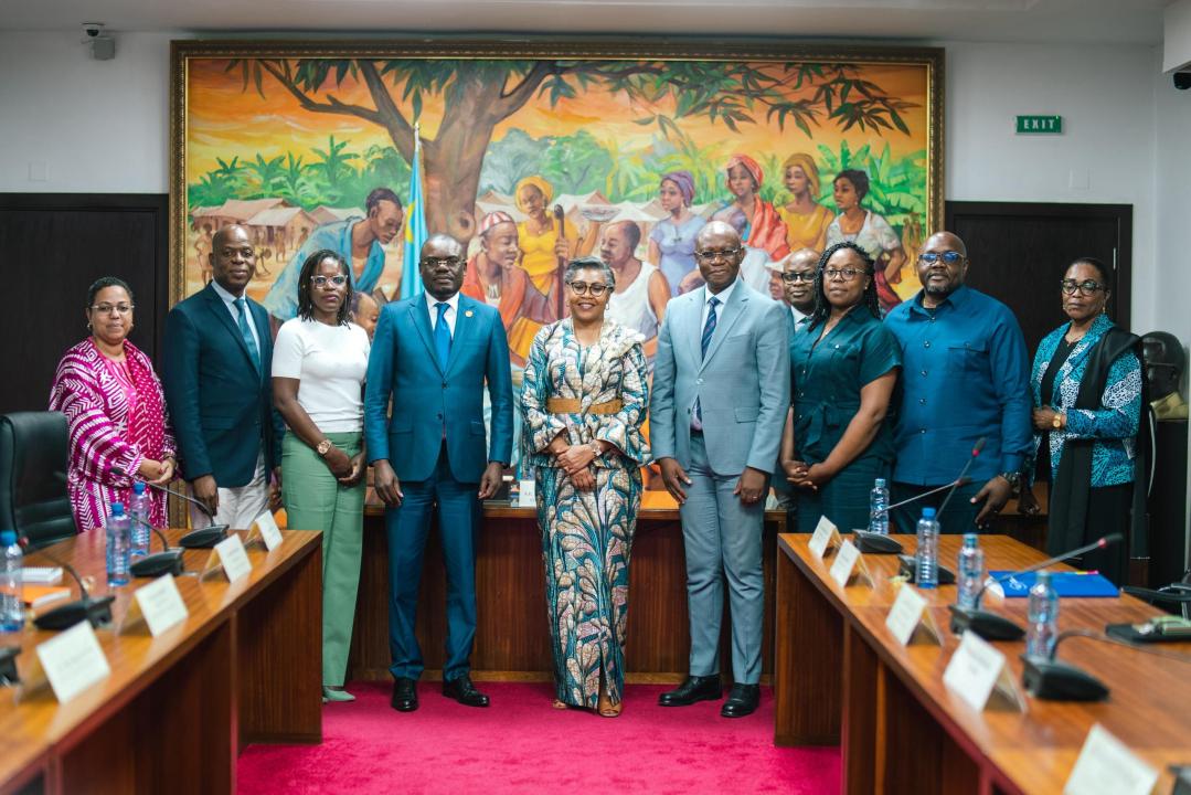 La Première Ministre Judith Suminwa, entourée du ministre de la Santé Roger Kamba, à droite et du Directeur général d'Africa CDC, Jea Kaseya