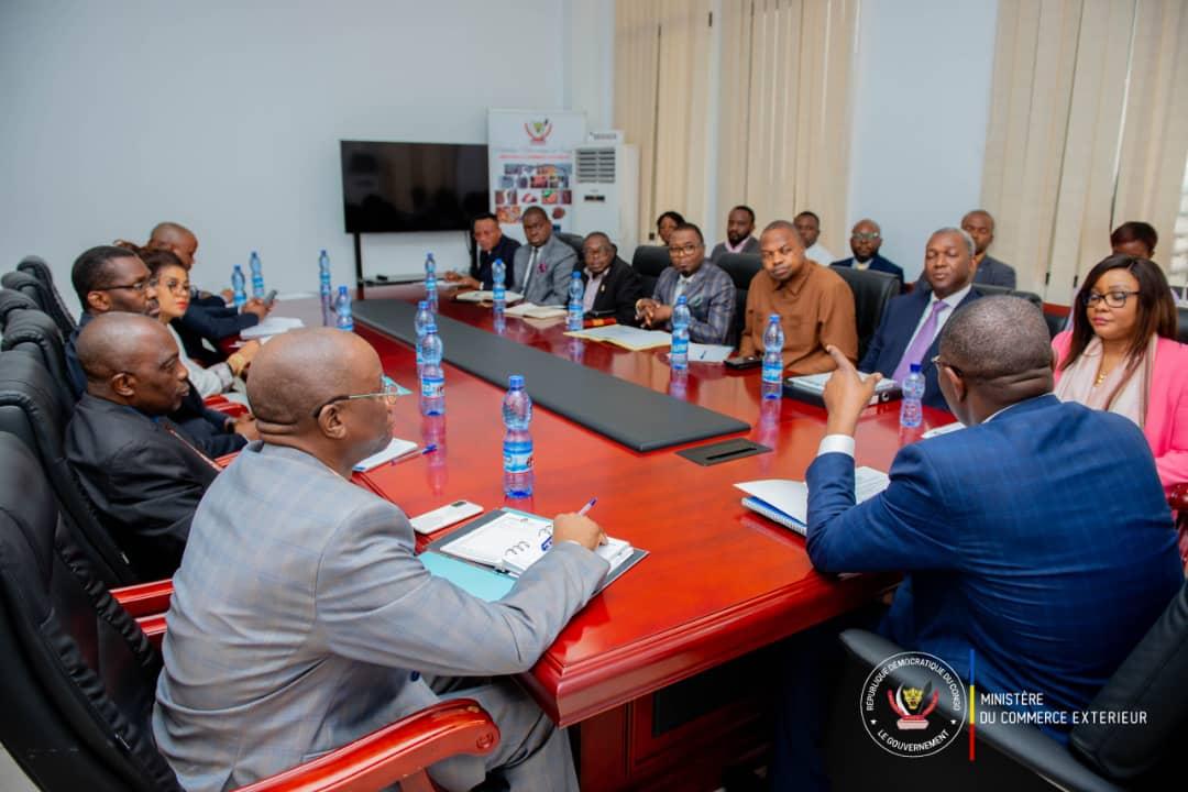 Le ministre Julien Paluku préside une réunion stratégique dans le cadre des préparatifs du forum économique RDC-USA