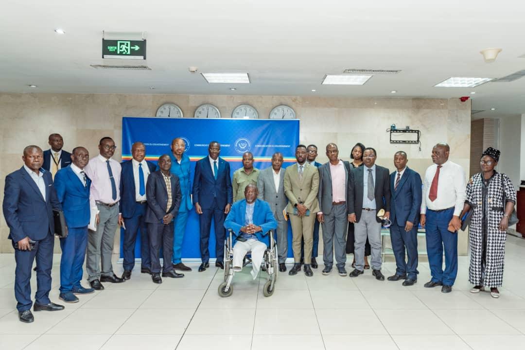 Le Vice-premier ministre, ministre de l'Économie nationale, Daniel Mukoko Samba, entouré des membres des Organisations du droit des consommateurs en RDC