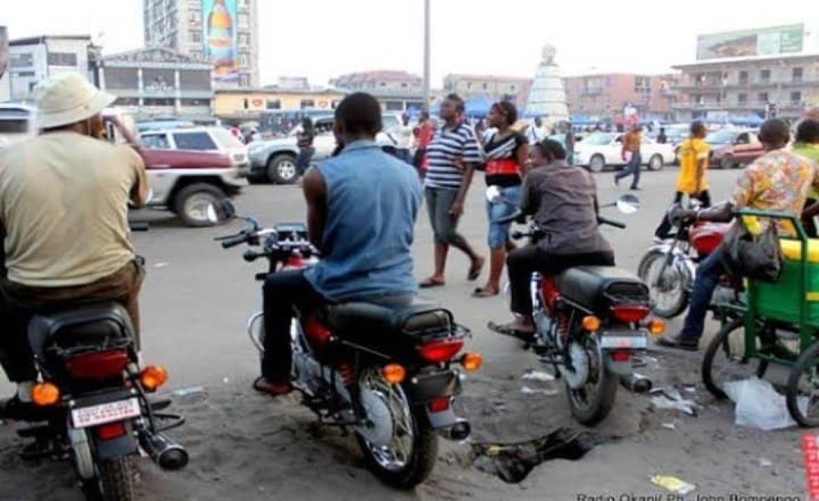 Quelques motocycles  dans un parketing à Kinshasa [ Photo d'illustration]