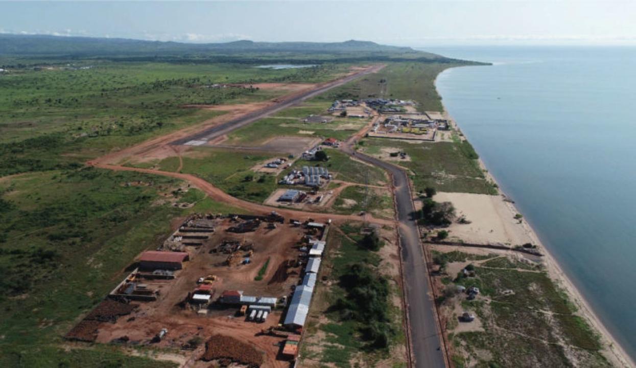 Vue aérienne de la piste d'atterrissage de l'aéroport national de Kalemie après les travaux de réfection effectués par l'entreprise General Malta Forest