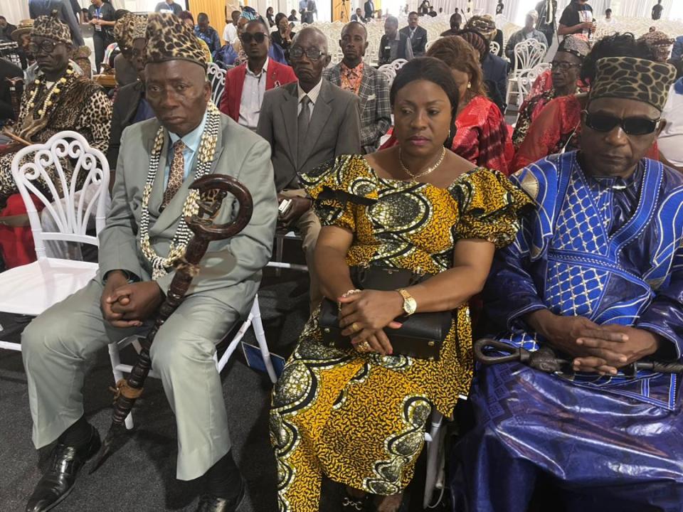 Les membres de l'Union pour le Développement de la Zone de KABARE " UDEZOKA "et le CINYABUGUMA asbl lors de la cérémonie d'hommage rendu au Mwami Désiré Kabare de Sud-Kivu.