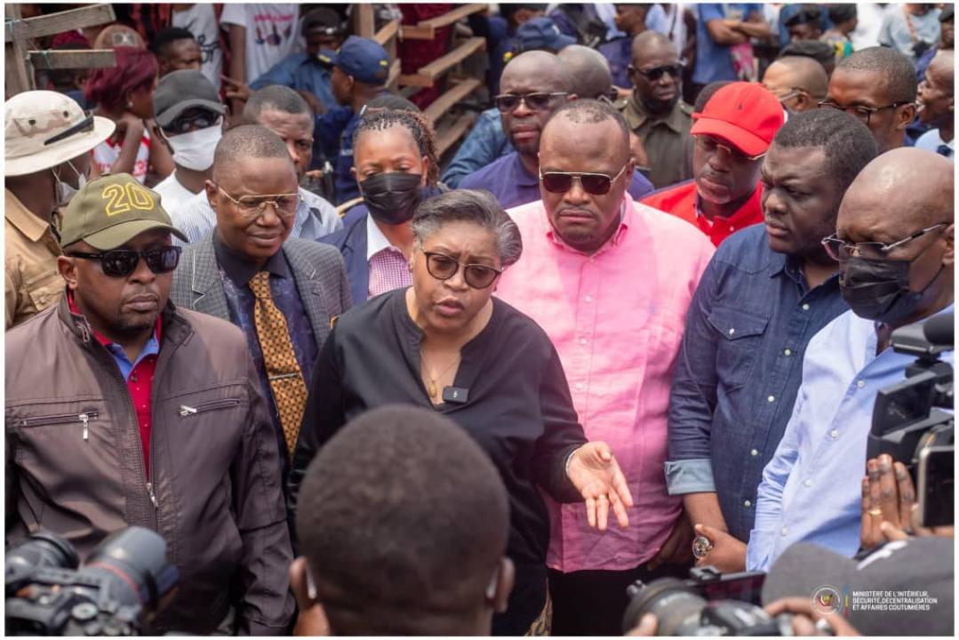 La Première ministre Judith Suminwa et quelques officiels au marché de la Liberté, après l'incendie survenu dans la nuit du 24 au 25 août 2024