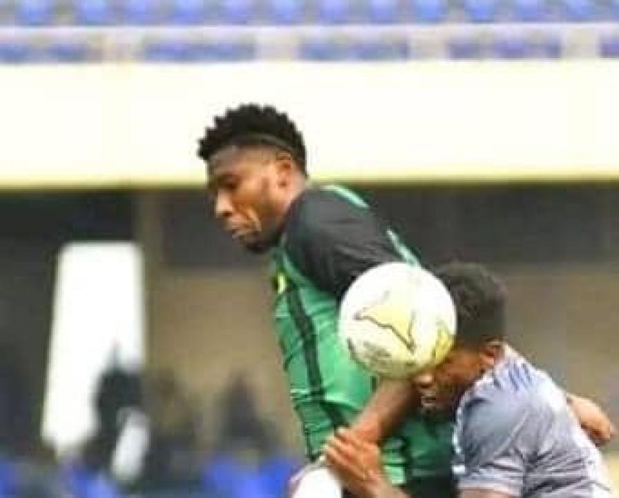 L'attaquant de l'AS Maniema Union, Jephte Kitambala en duel avec un joueur de Ngezi Platinum, au stade des martyrs.