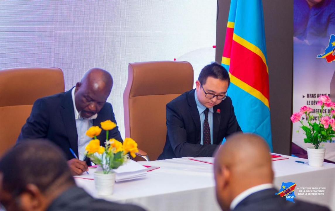 Cérémonie de signature de contrat entre le Directeur Général de Huawei Technologie RDC, Zhang Bowen et les représentants de 5 entreprises sous-traitant dans le secteur de la Télécommunication