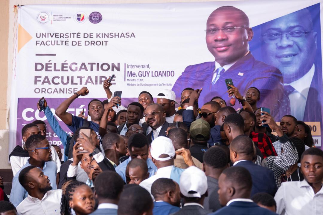 Le ministre Guy Loando avec les étudiants de l’Université de Kinshasa