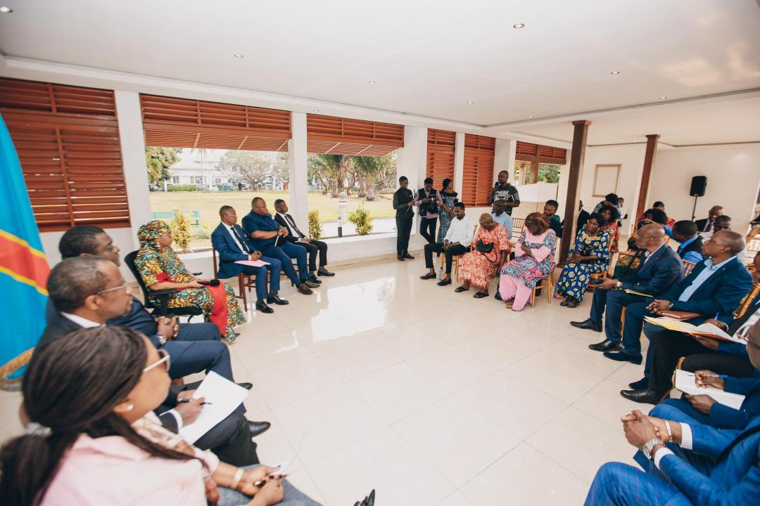 La Première ministre Judith Tuluka et la délégation des sinistrés du marché de la liberté, lundi 26 août à la Primature