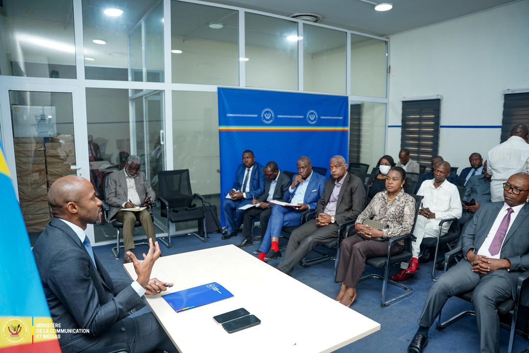 Le ministre Patrick Muyaya échangeant avec les membres du comité de suivi des États généraux de la Communication et des Médias