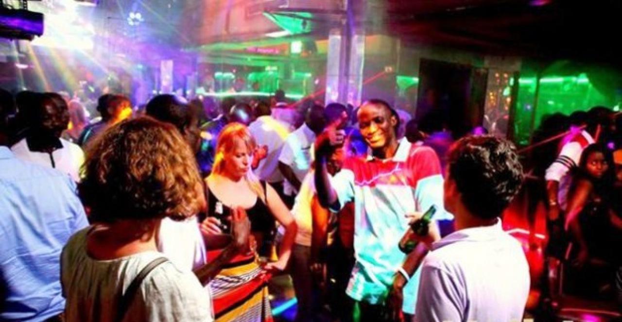 Quelques personnes en train de danser dans un bar à Kinshasa. [Photo d'illustration]