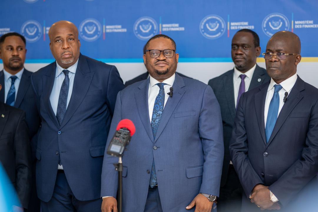 De gauche à droite, le ministre des hydrocarbures, le ministre des finances et le ministre du commerce extérieur.