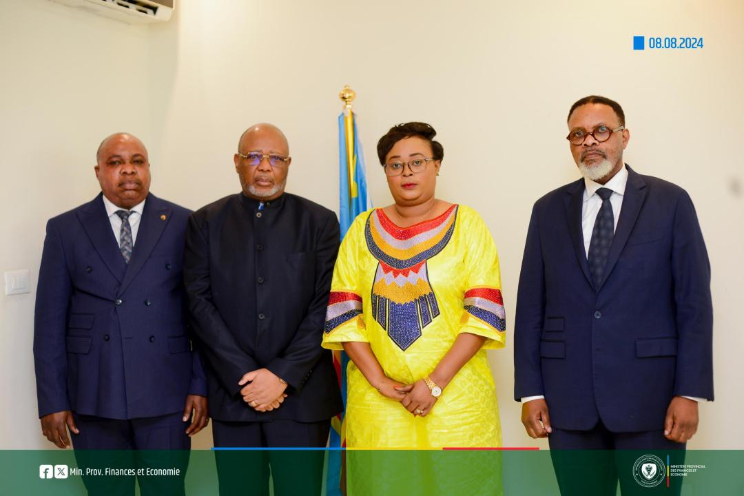 La ministre kinoise des Finances et Economie Yvette Tembo Kulemfuka entourée, de gauche à droite, du DG de la DGRK Michée Musaka, du DG du FONAK Jean Claude Muissa et DGA du FONAK Bébé Kasongo