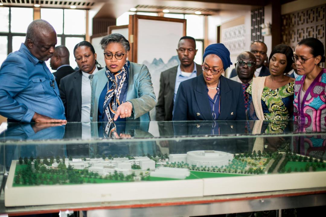 La Première Ministre Judith Tuluka Suminwa accompagnée de quelques membres de son équipe gou