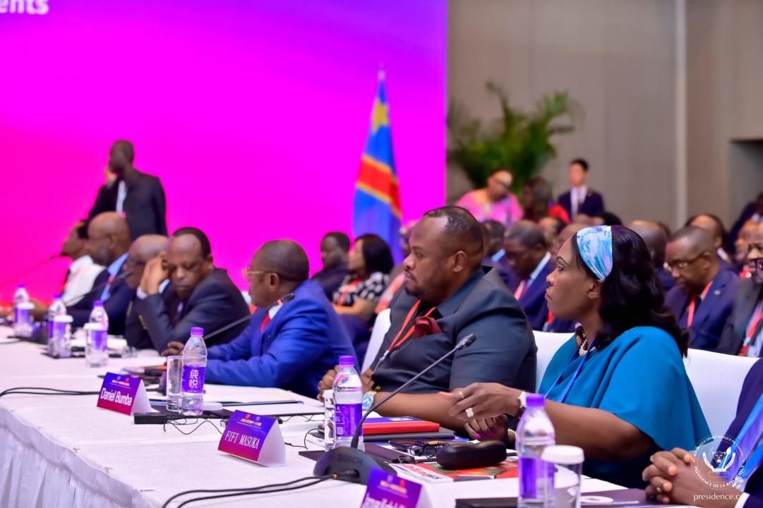 Le gouverneur de la ville de Kinshasa Daniel Bumba assis aux côtés de la gouverneure du Lualaba Fifi Masuka lors du forum Chine-RDC