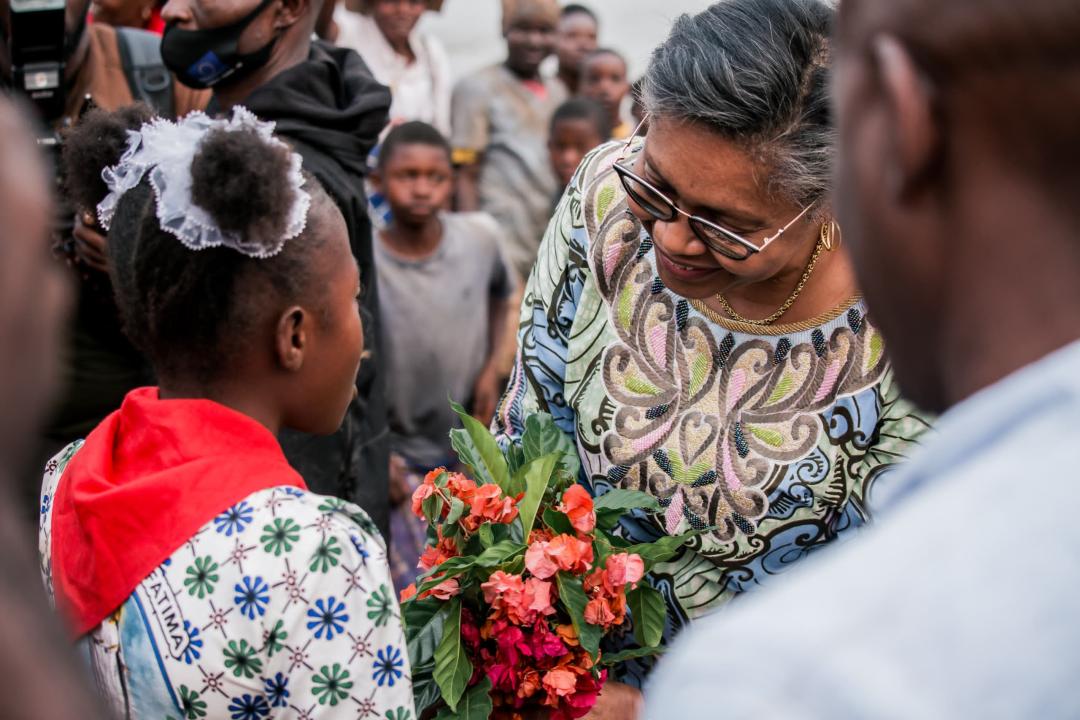La Première Ministre, Judith Suminwa Tuluka, reçoit une gerbe de fleurs à son arrivée à Luozi