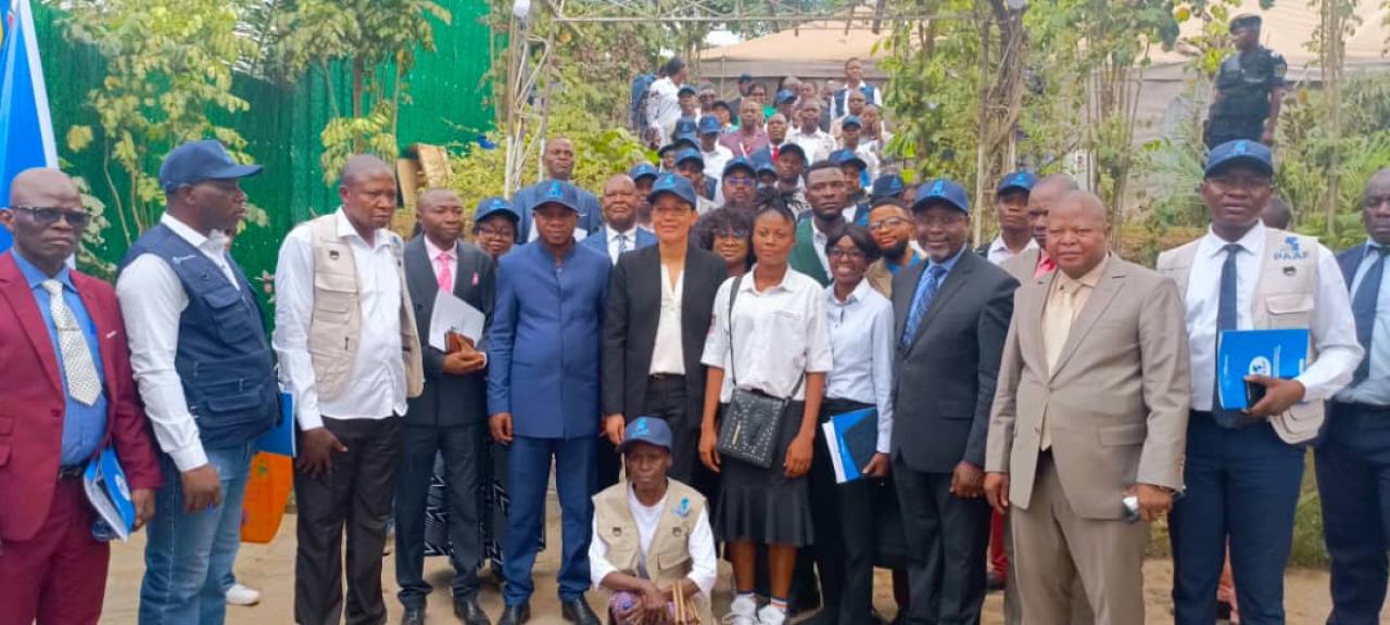 La photo de famille après le lancement officiel du projet d'apprentissage et d'autonomisation des filles ( PAAF) au Kasaï