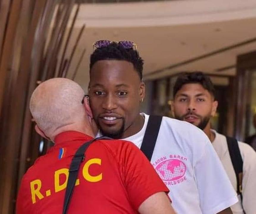 Lionel Mpasi en accolade fraternelle avec un membre du staff technique des Léopards.