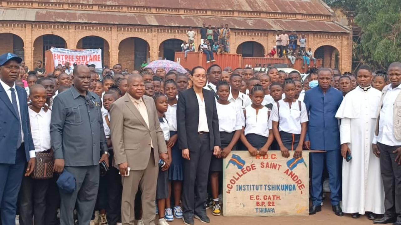 La ministre de l’éducation nationale Raïssa Malu devant les élèves après la cérémonie