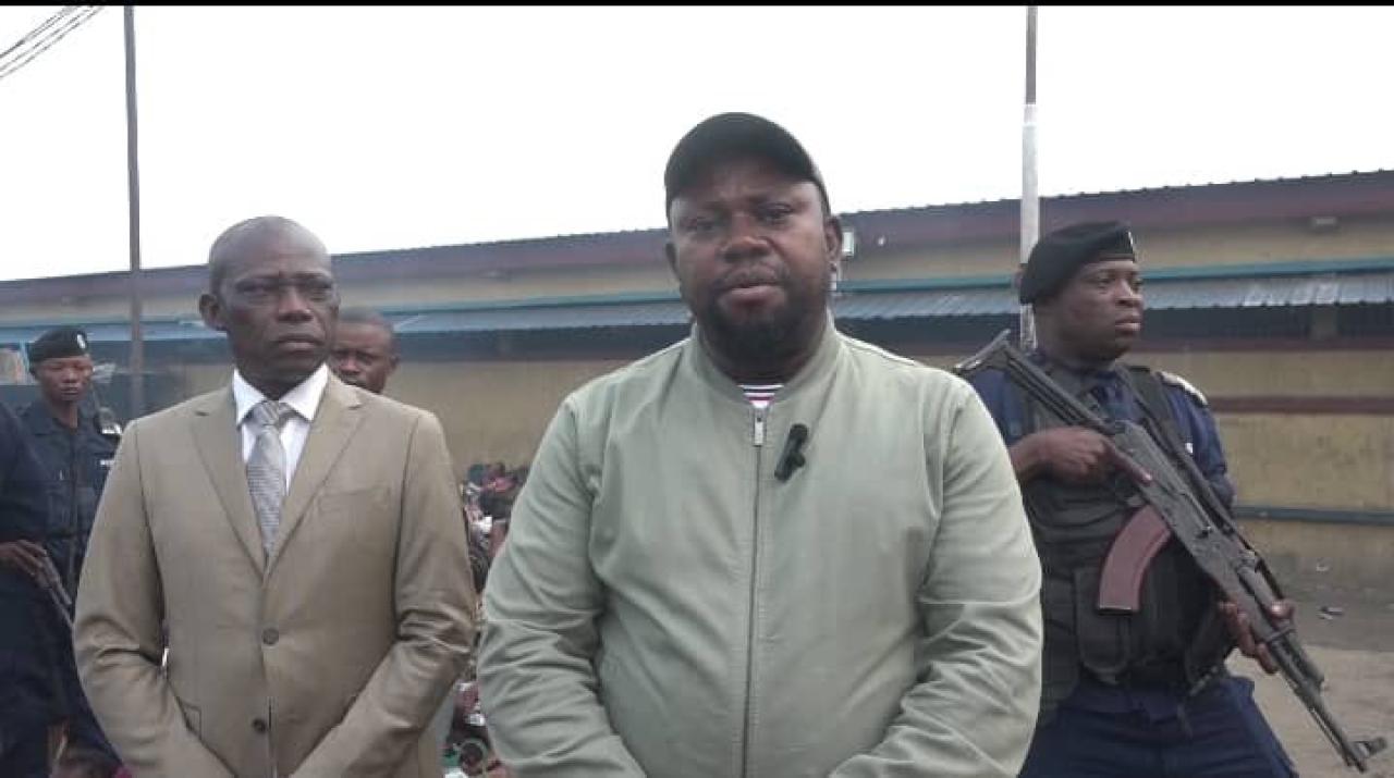 Le vice-ministre de ma justice Samuel Mbemba au cours d'une déclaration après les événements